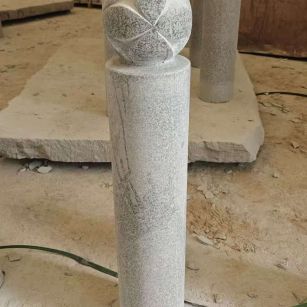 六盘水 芝麻白花岗岩石材挡车石柱、停车柱、圆柱挡车柱、方柱挡车柱等