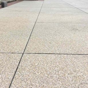 六盘水 黄金麻花岗岩石板材荔枝面地面铺装效果