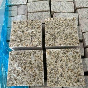 六盘水 黄金麻花岗岩自然面小方块，弹石，马蹄石等