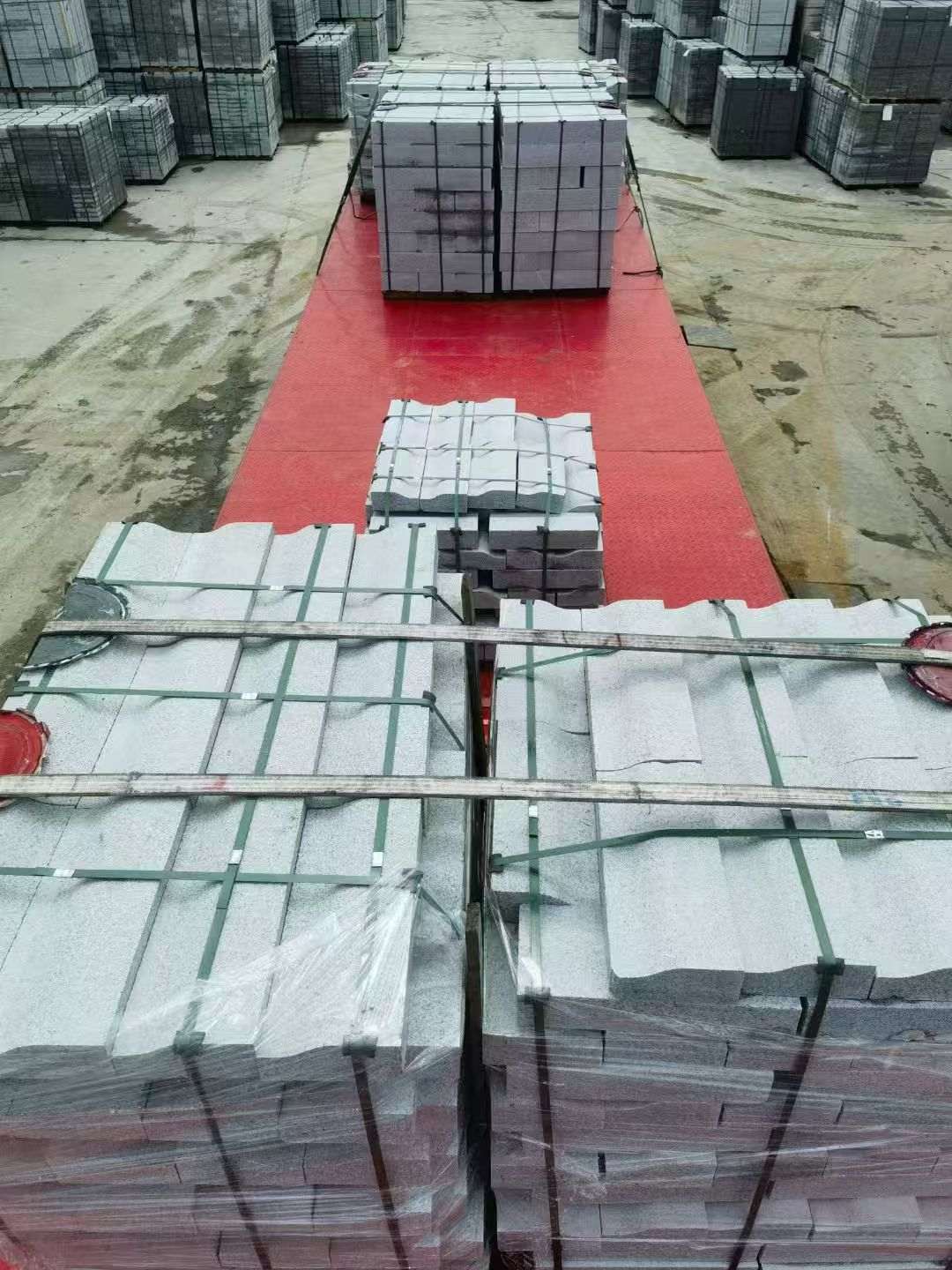 六盘水 芝麻白仿形加直形路沿石出货日常