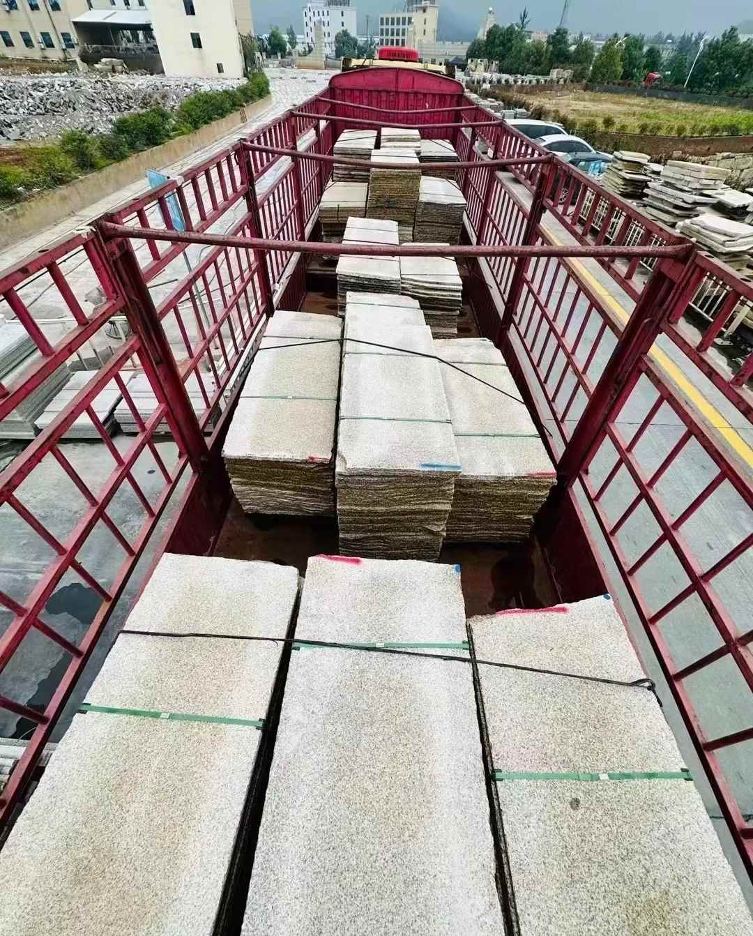 六盘水 黄金麻花岗岩荔枝面，光面毛板装车完成