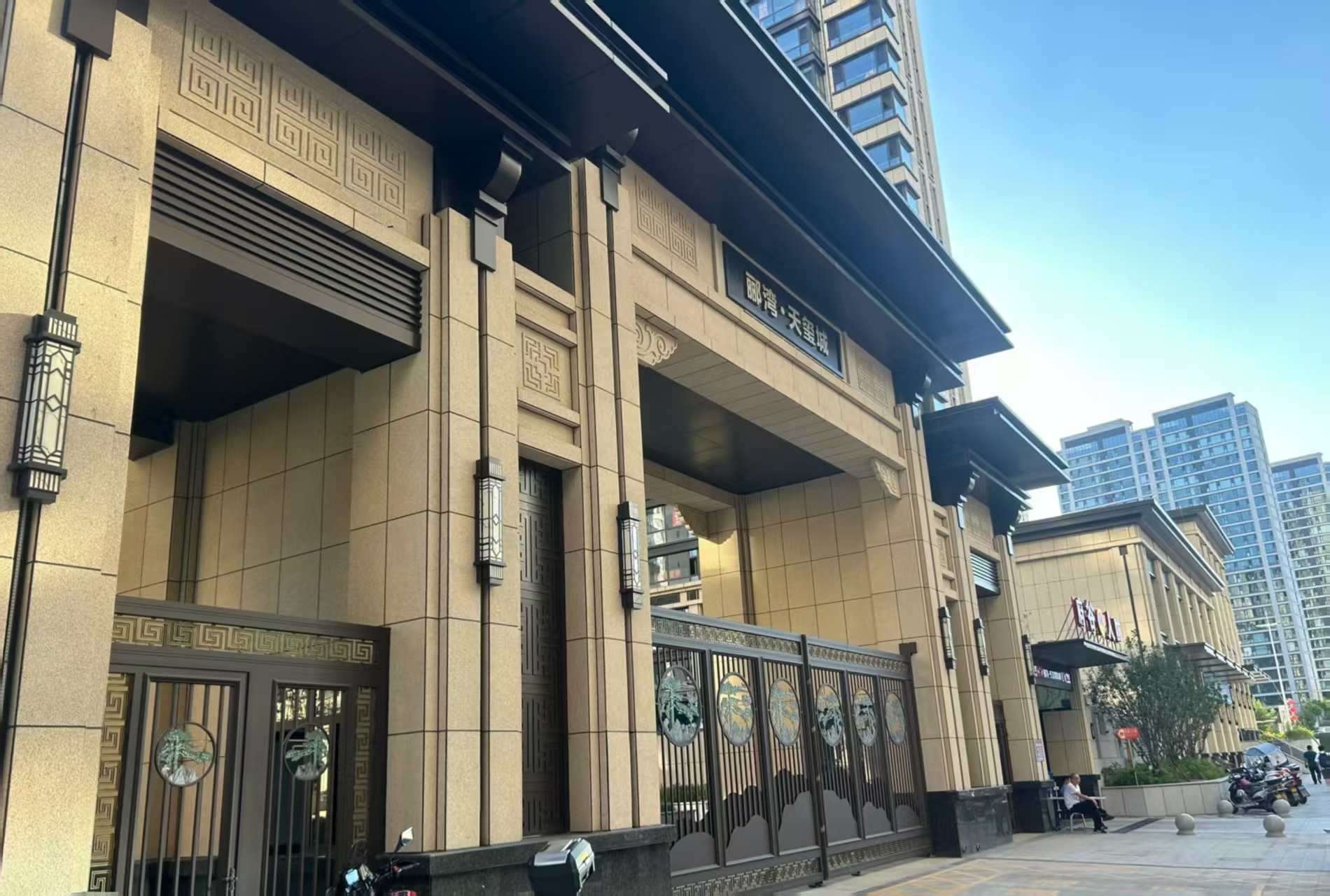 六盘水 黄金麻花岗岩荔枝面小区门楼外墙干挂