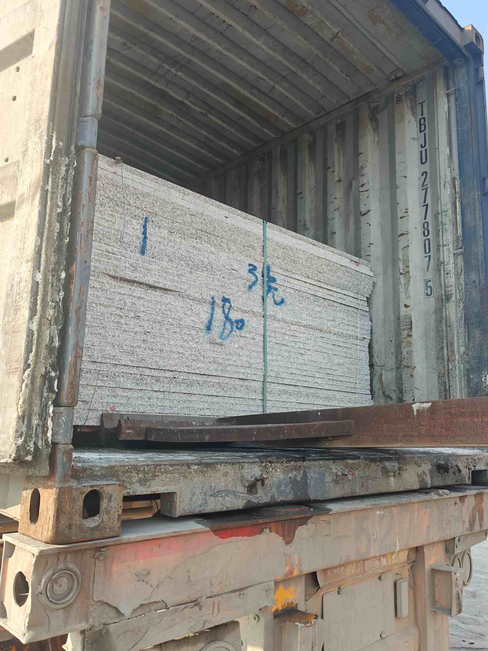 六盘水 芝麻白花岗岩石材3.0公分光面毛板装柜出货