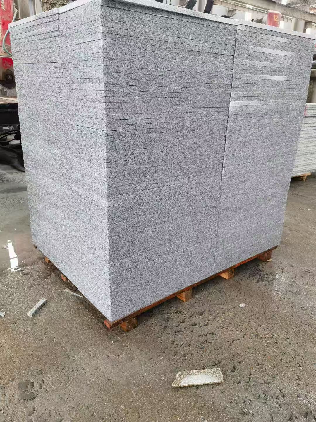 六盘水 芝麻白火烧面1.8厚300*600地铺石，尺寸标准，厚薄均匀