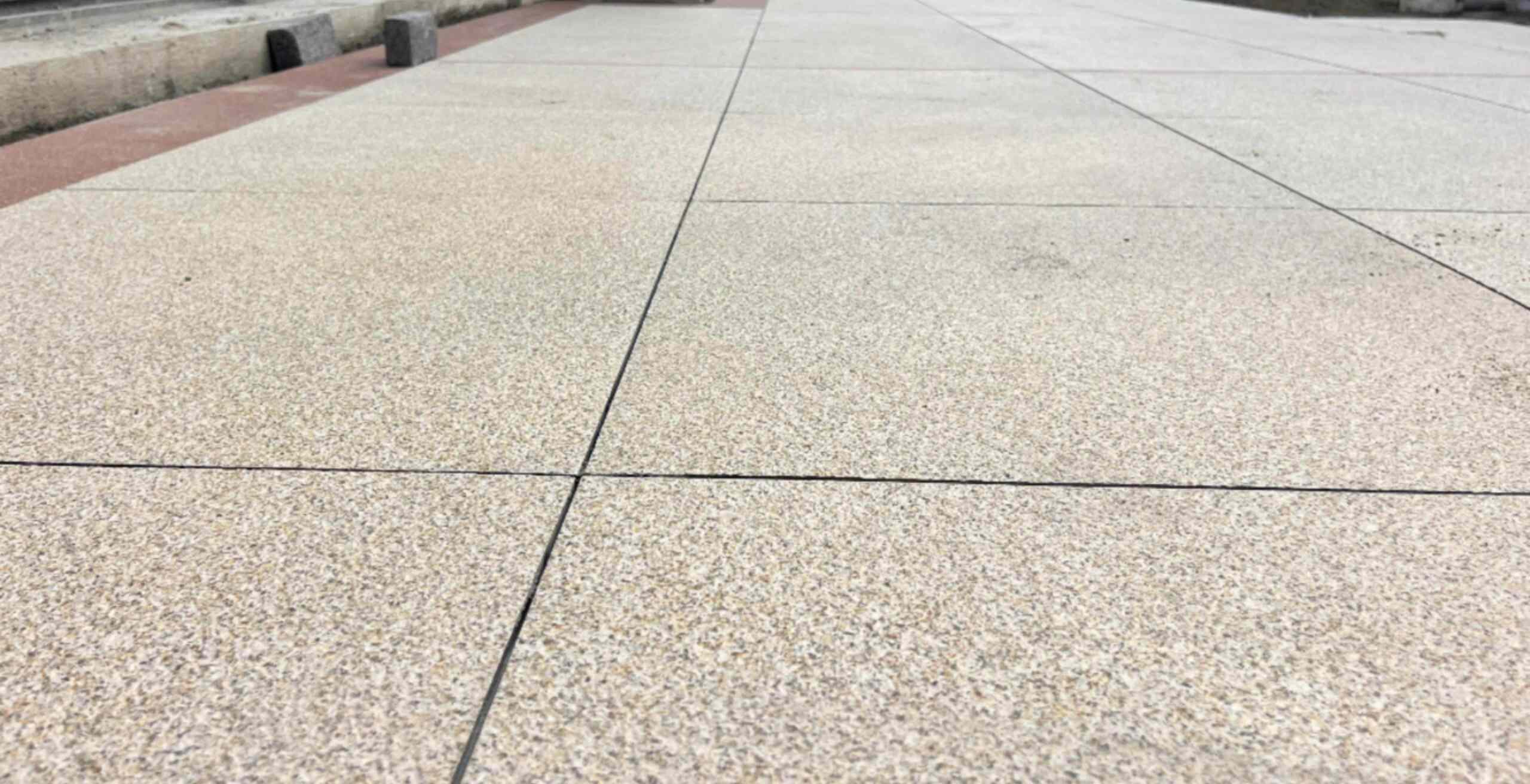 六盘水 黄金麻花岗岩石板材荔枝面地面铺装效果