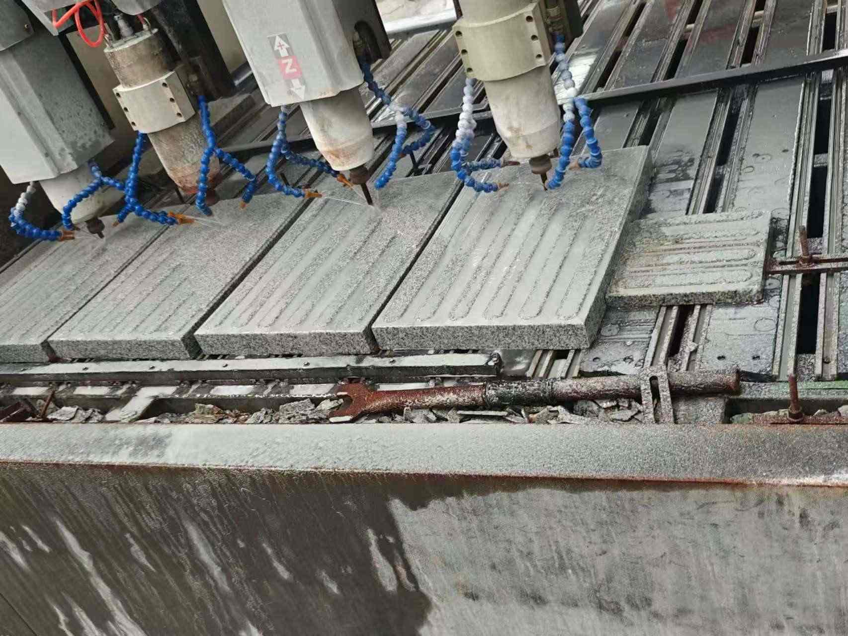 六盘水 芝麻白花岗岩荔枝面盲道雕刻