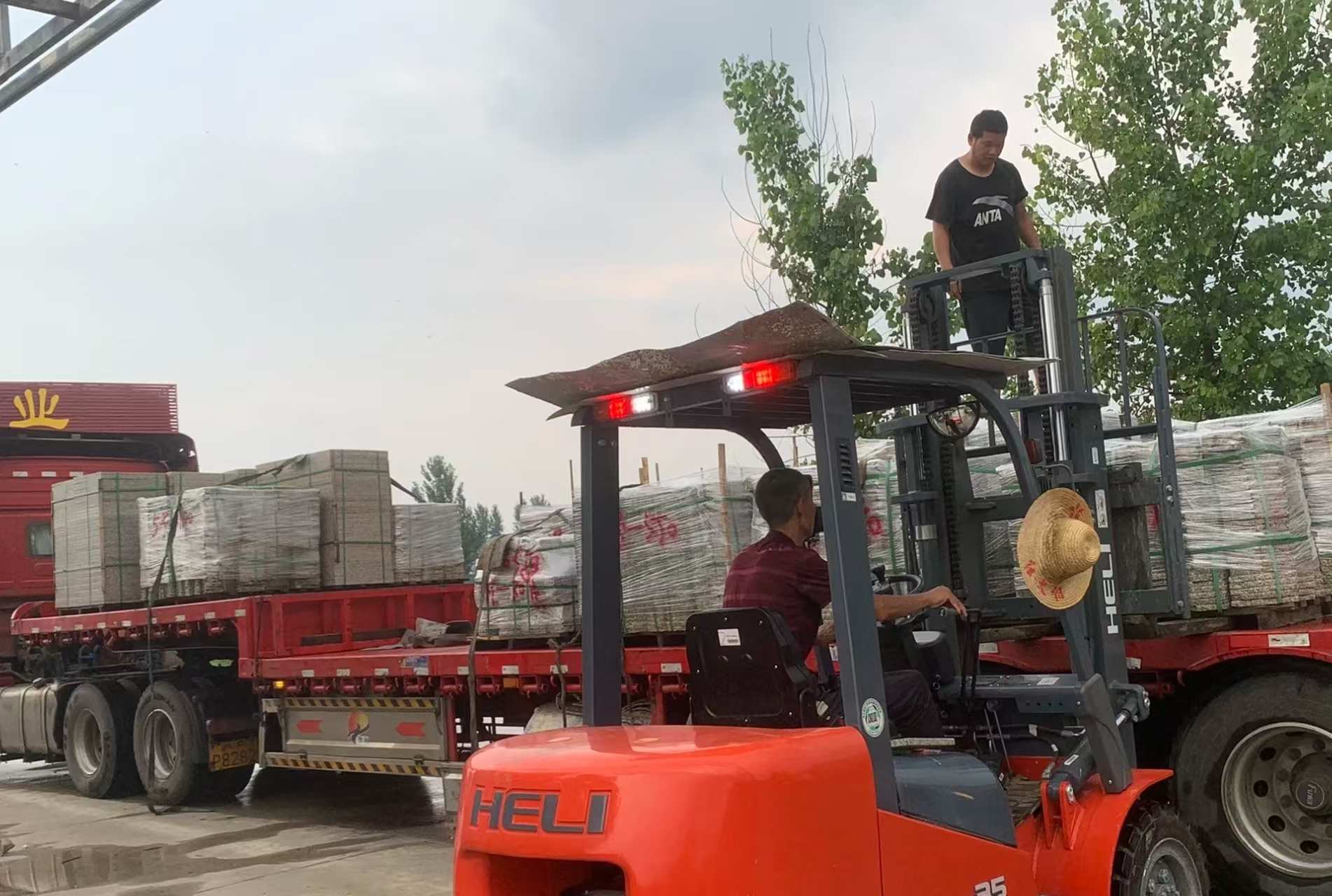 六盘水 黄金麻冰裂纹，地铺石装车