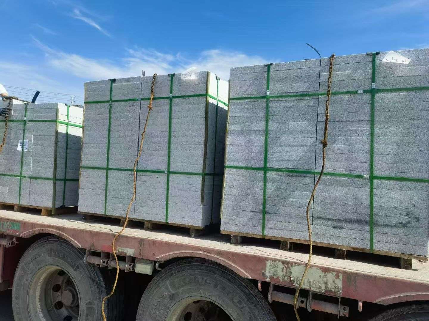 六盘水 芝麻白花岗岩地铺石装车日常