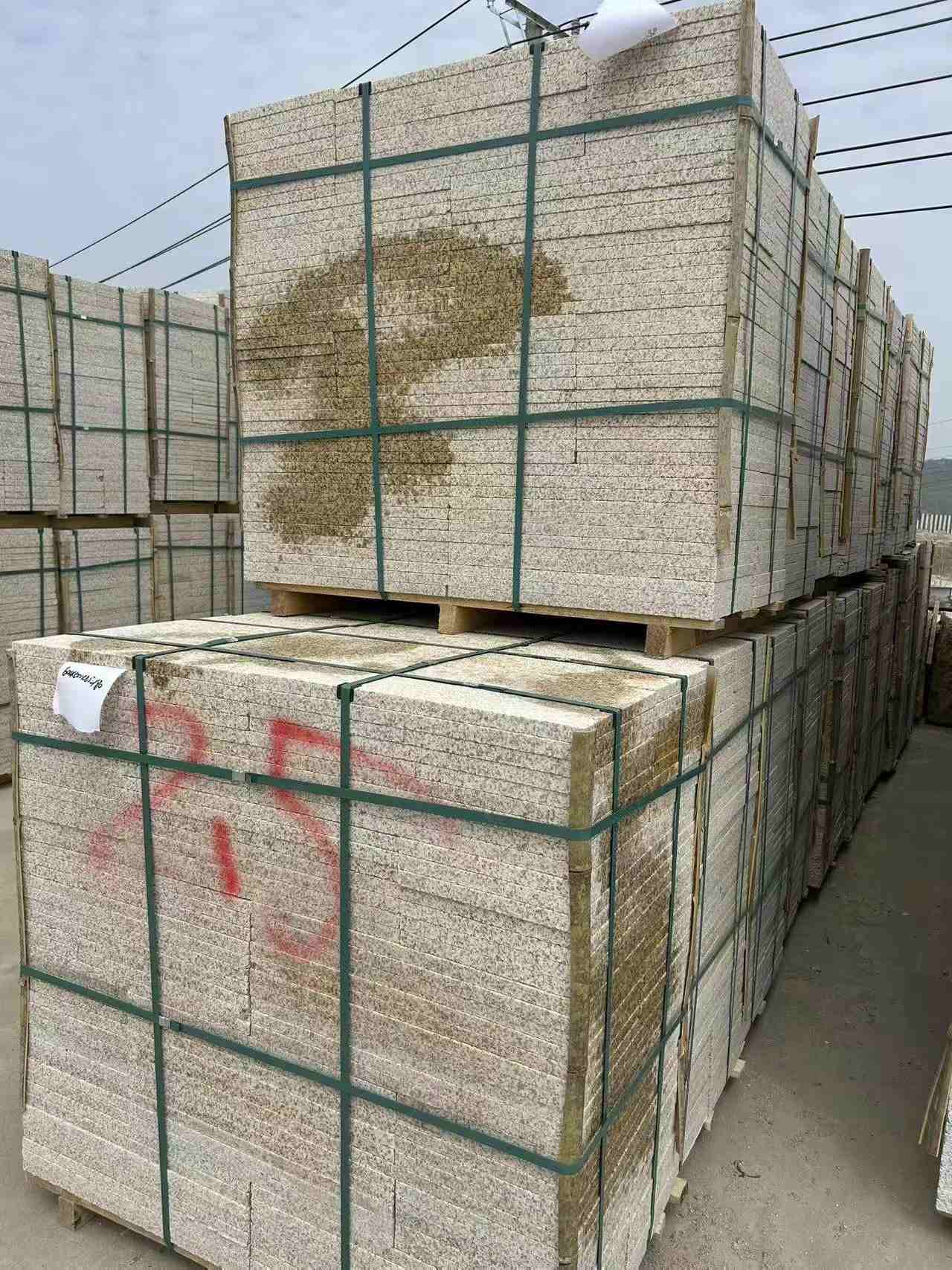 六盘水 黄金麻花岗岩石材荔枝面地铺石2.5*300*600