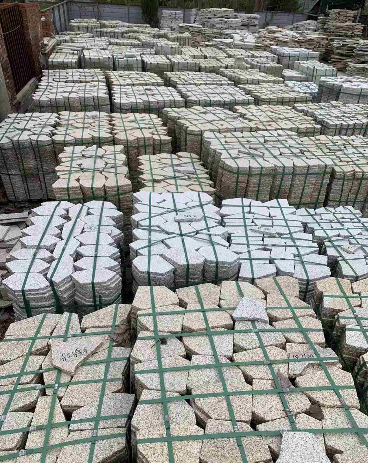 六盘水 黄金麻白麻花岗岩荔枝面地铺石(冰裂纹)