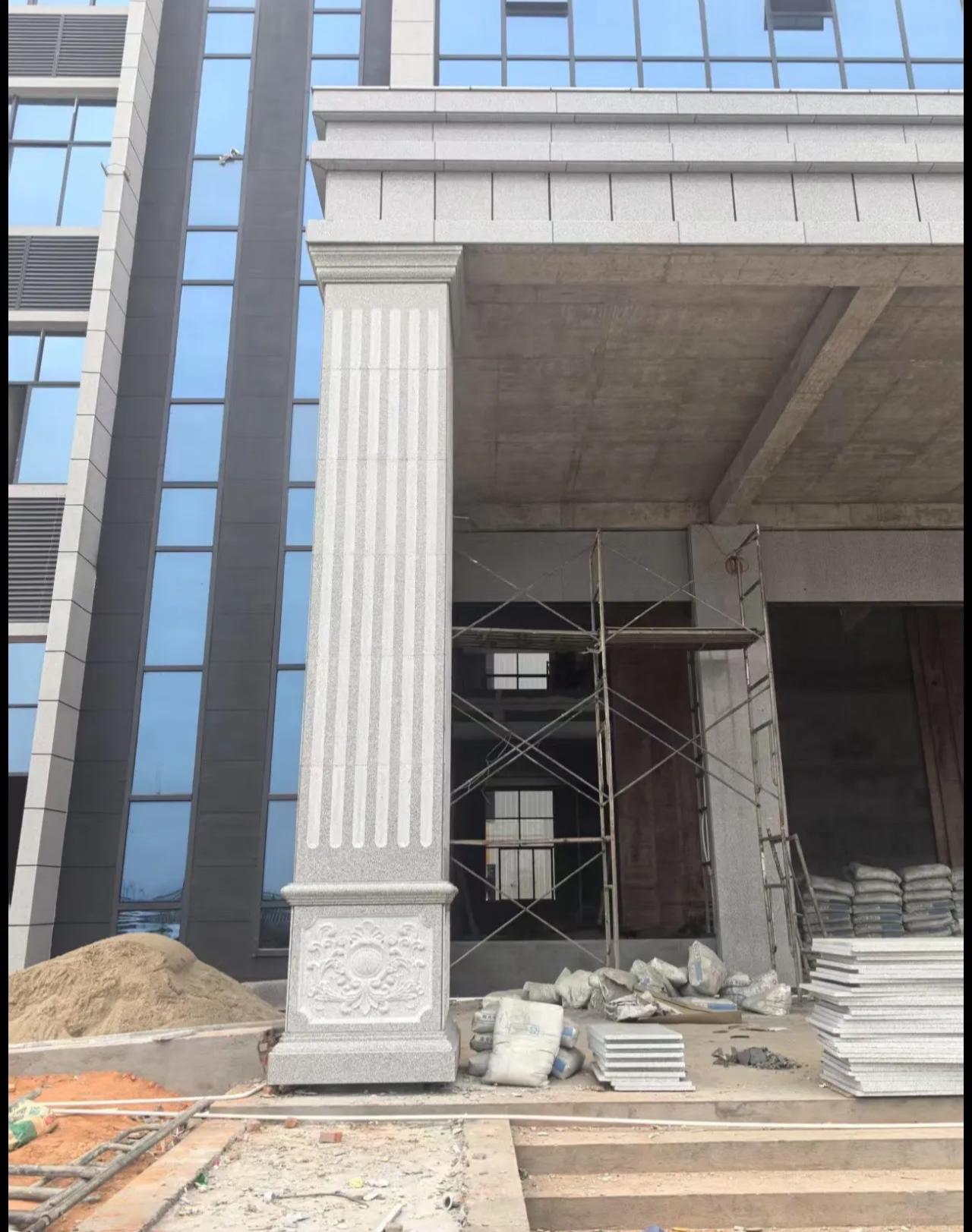 六盘水 芝麻白光面花岗岩门楼大柱（罗马柱）配雕花底座