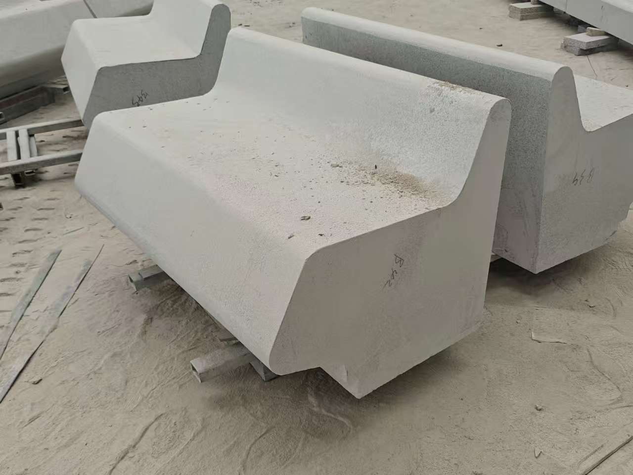 六盘水 芝麻白花岗岩异形坐凳，石凳