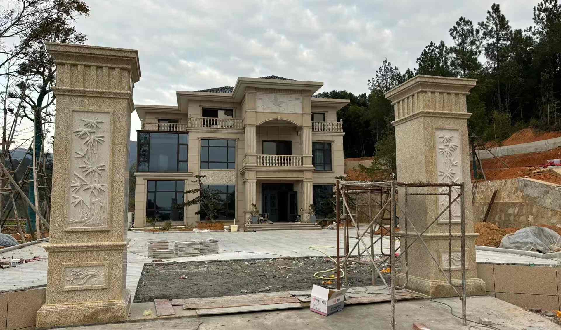 六盘水 黄金麻花岗岩别墅雕花外墙干挂配上门口雕花罗马柱