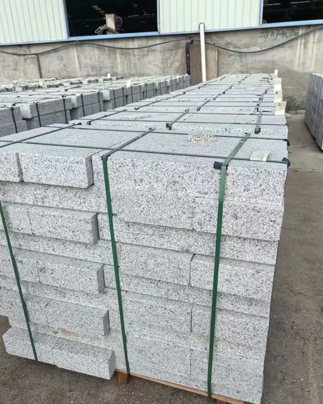 六盘水 白麻花岗岩路沿石，弧形路沿石，道牙石，马路牙子，界石，路缘石，平沿石，直岩石，平缘石等