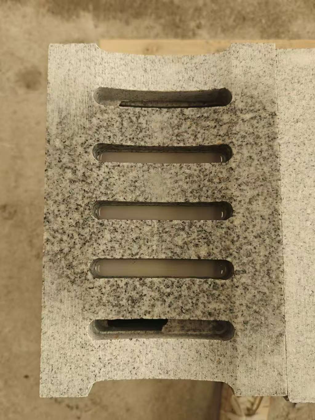 六盘水 芝麻白拉丝面花岗岩U型开槽排水槽