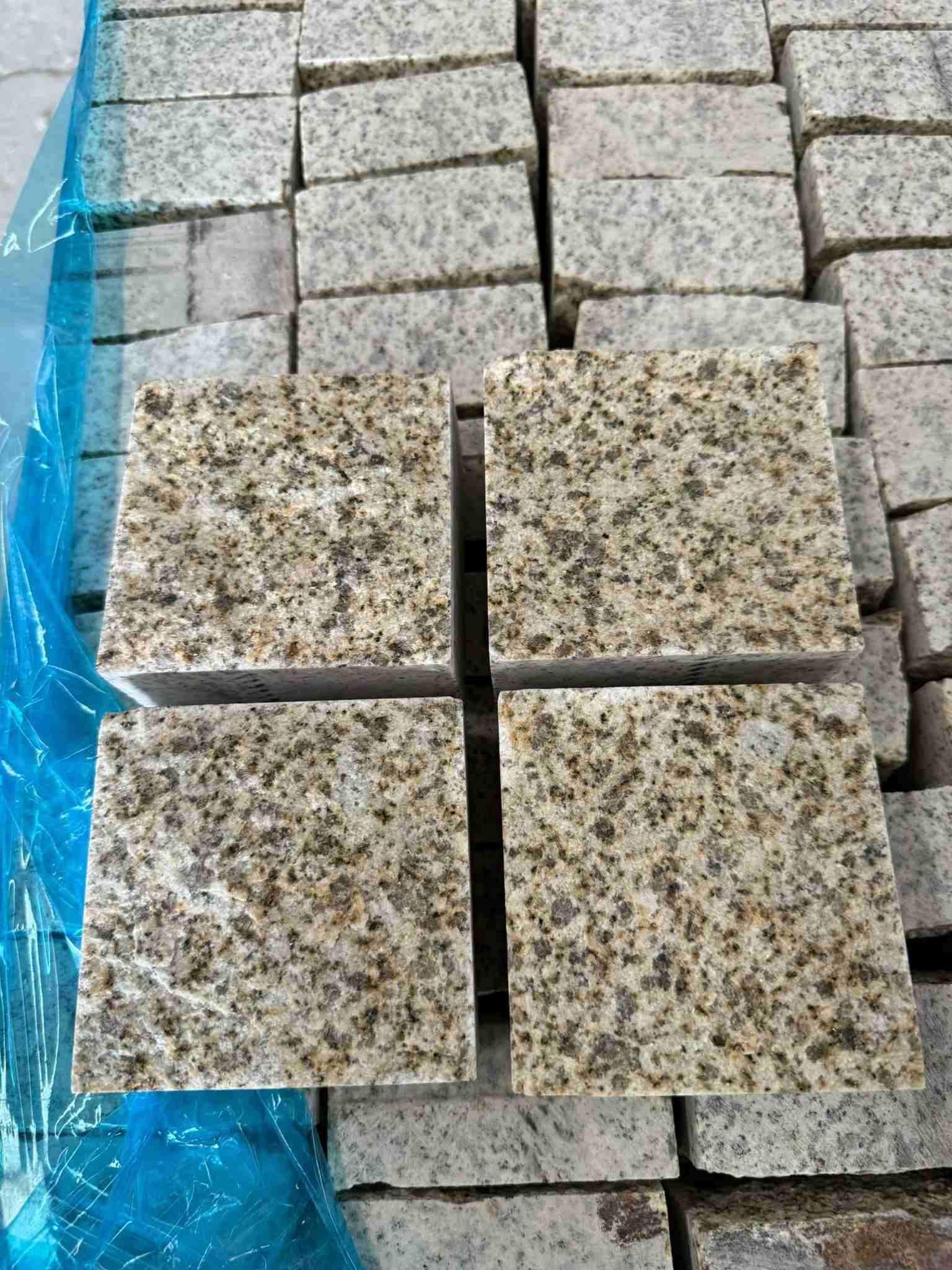 六盘水 黄金麻花岗岩自然面小方块，弹石，马蹄石等