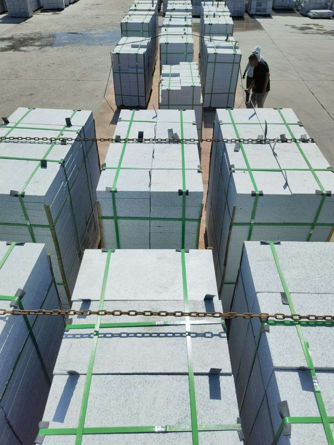 六盘水 芝麻白花岗岩5公分地铺石 花岗岩厂家工厂装车日常