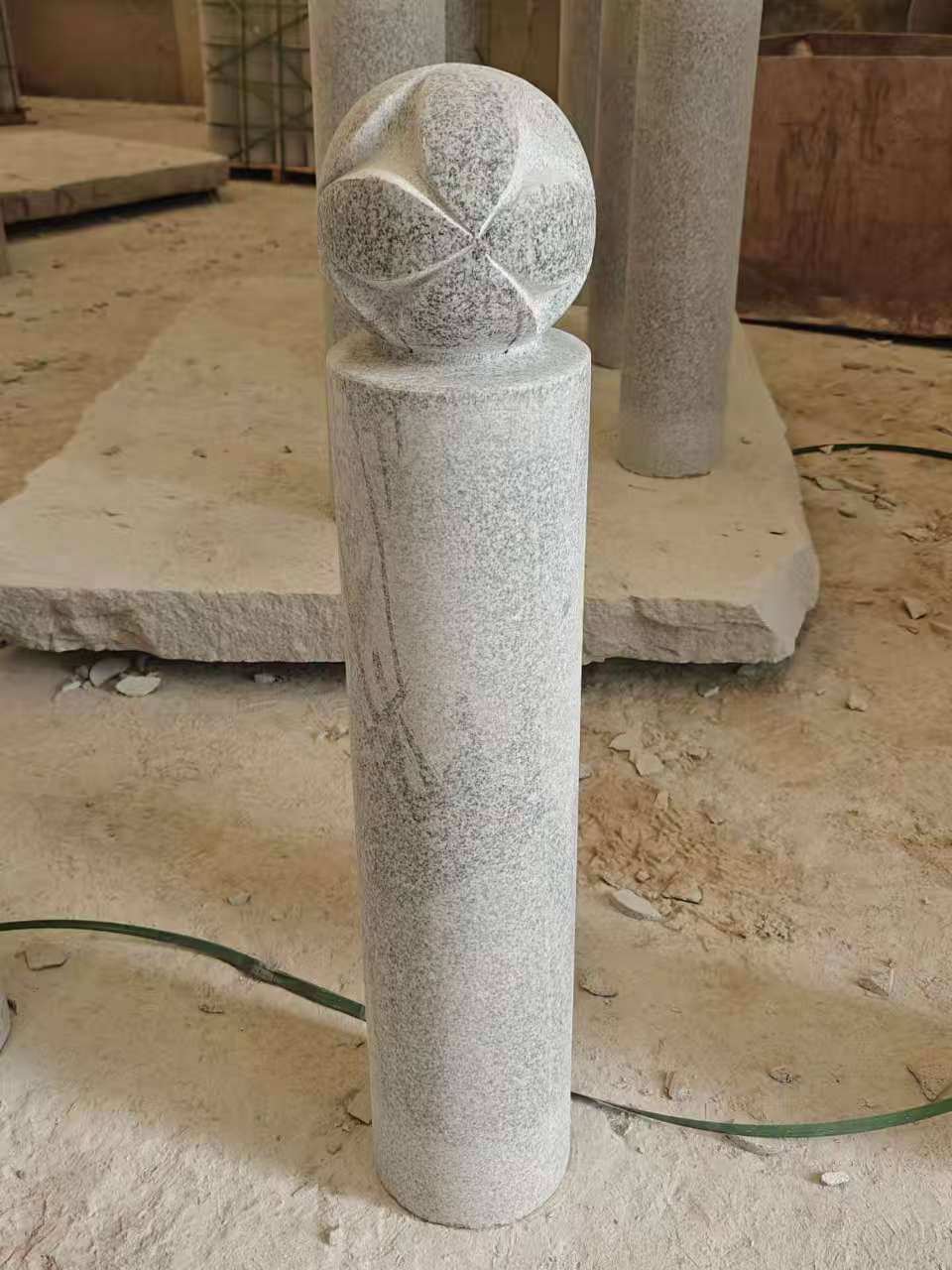 六盘水 芝麻白花岗岩石材挡车石柱、停车柱、圆柱挡车柱、方柱挡车柱等