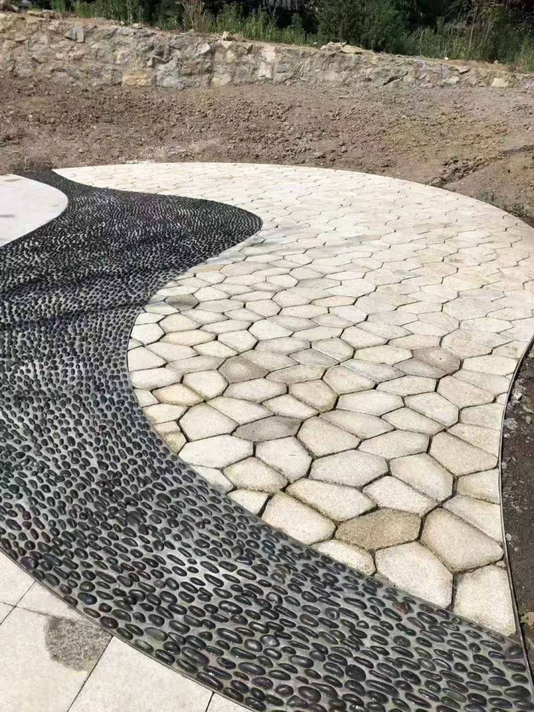 六盘水 黄金麻冰裂纹地铺石工地铺装案例