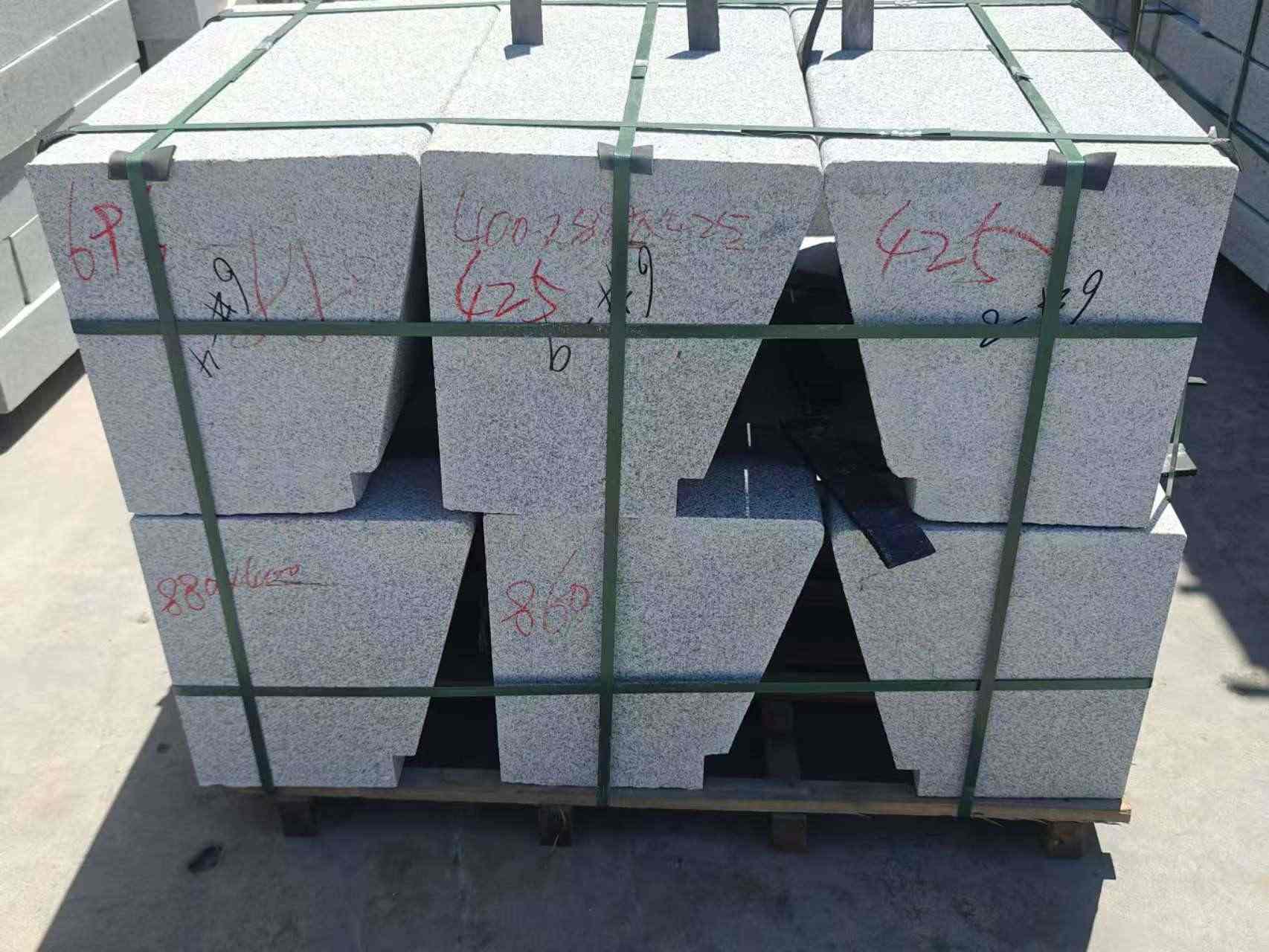 六盘水 芝麻白异形坐凳，石凳