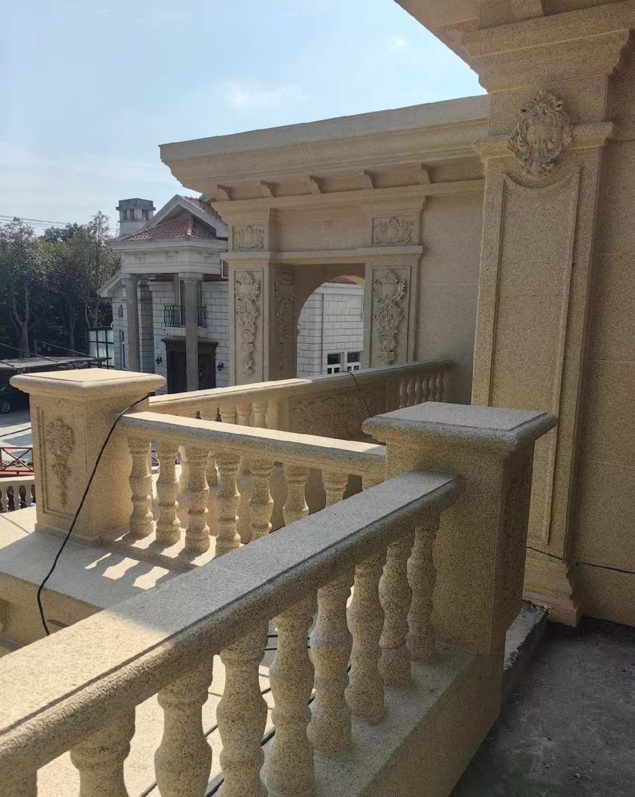 六盘水 黄金麻别墅外墙干挂雕花配合阳台栏杆花瓶柱