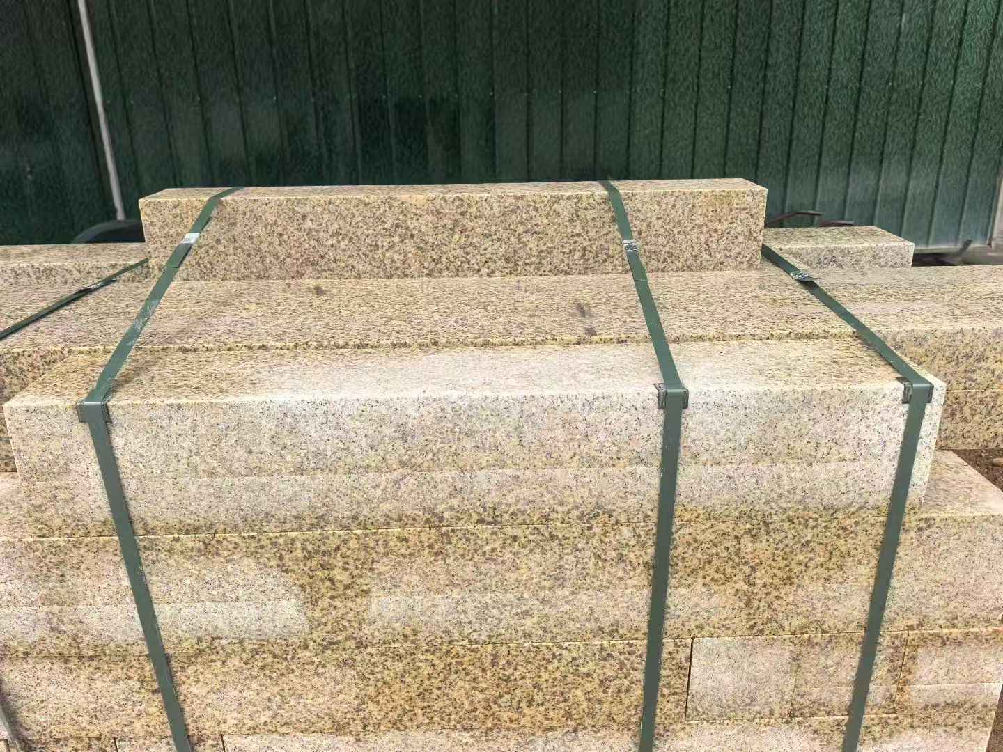 六盘水 黄金麻花岗岩石材机切面栏杆料半成品