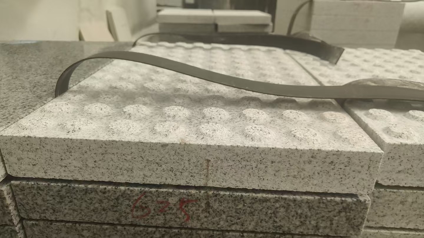 六盘水 芝麻白花岗岩6.0公分荔枝面五轴加工雕刻盲点