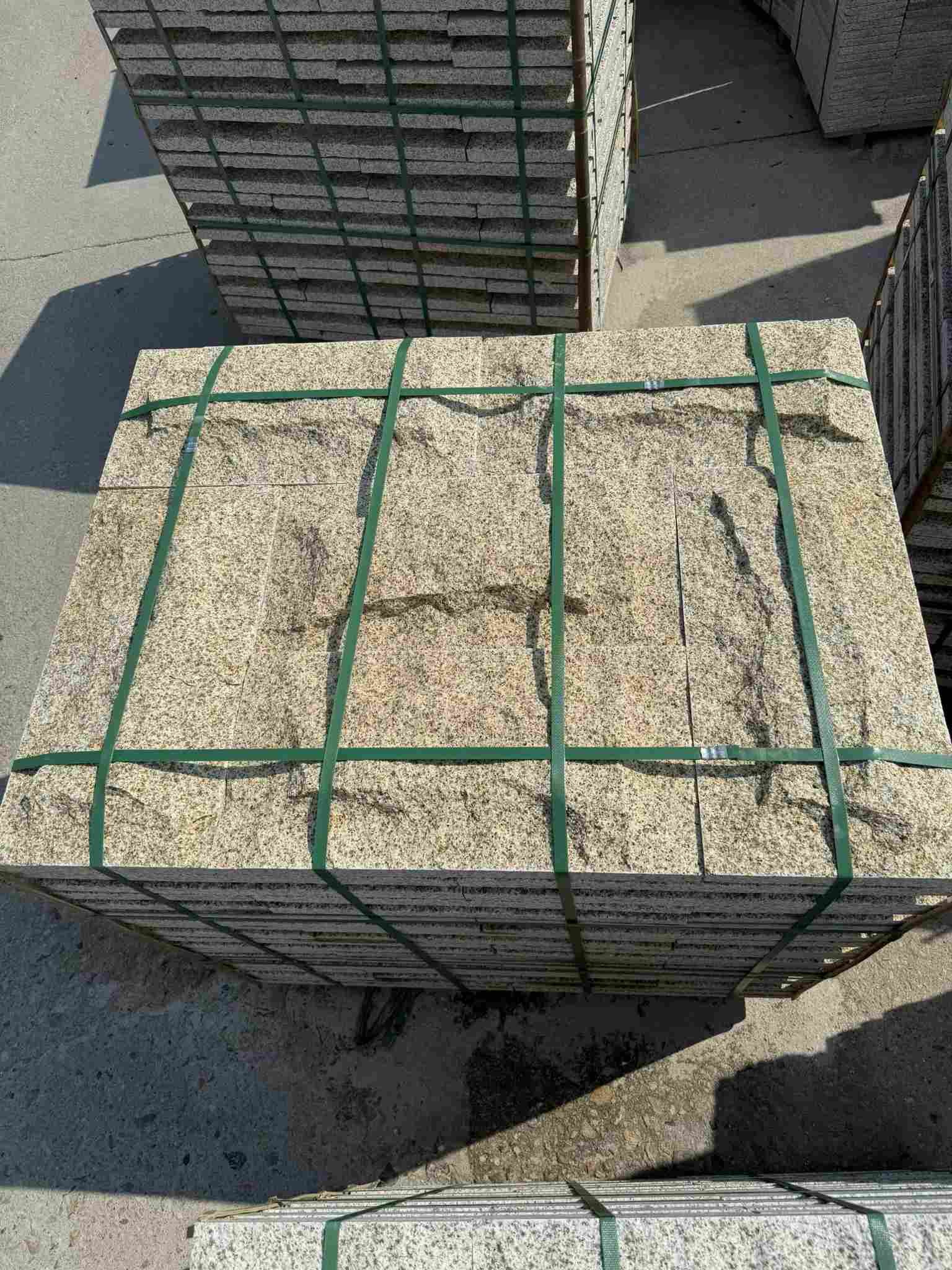 六盘水 黄金麻花岗岩石材自然面蘑菇石成品