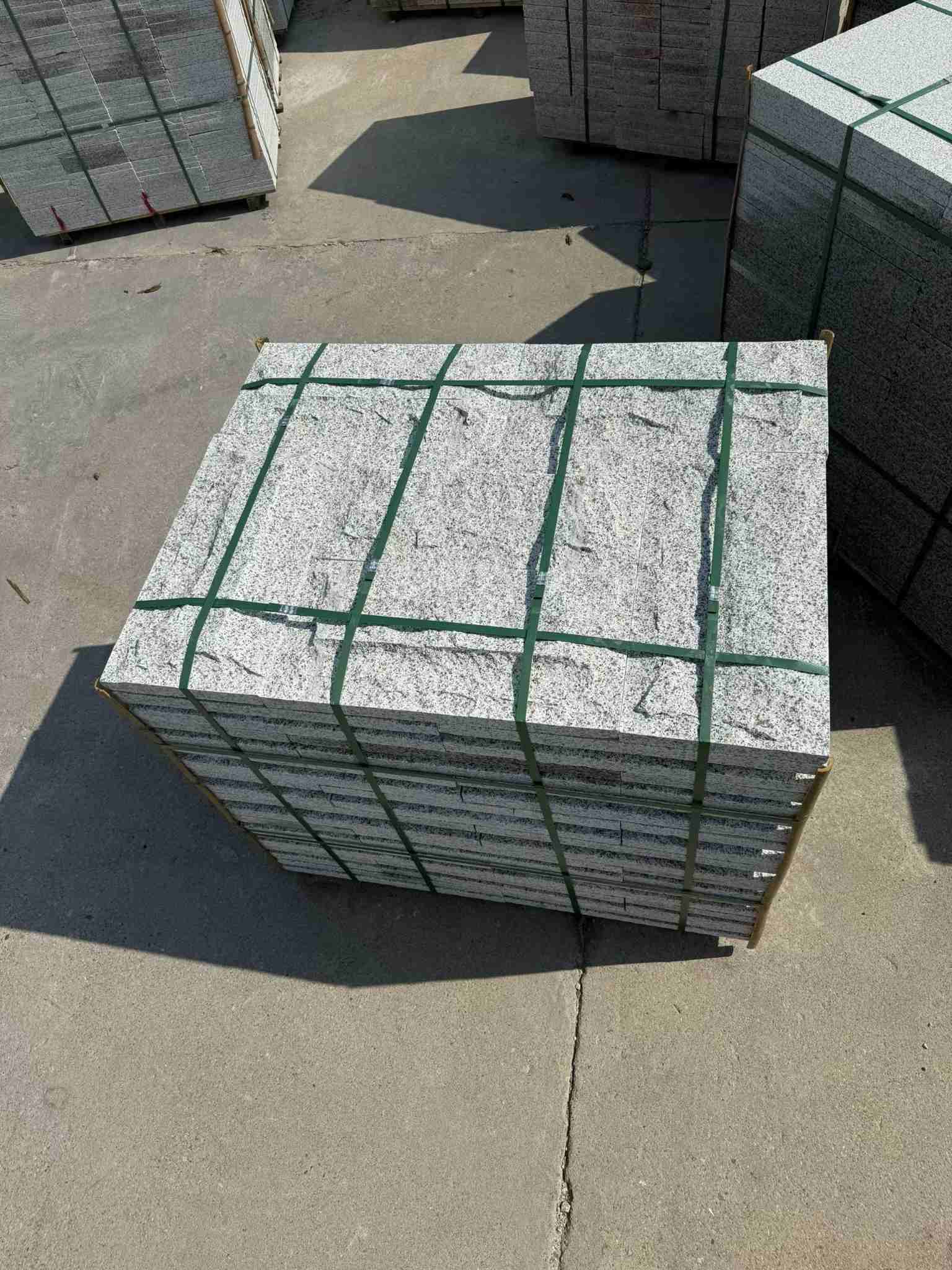 六盘水 白麻花岗岩石材自然面蘑菇石成品