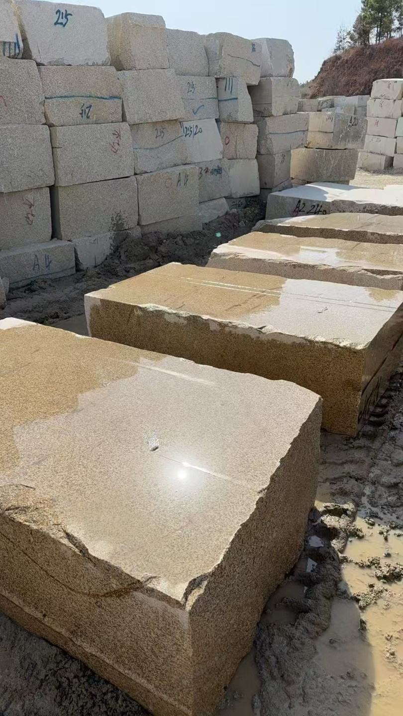 六盘水 黄金麻方料堆场洗料分选中，原材料充足