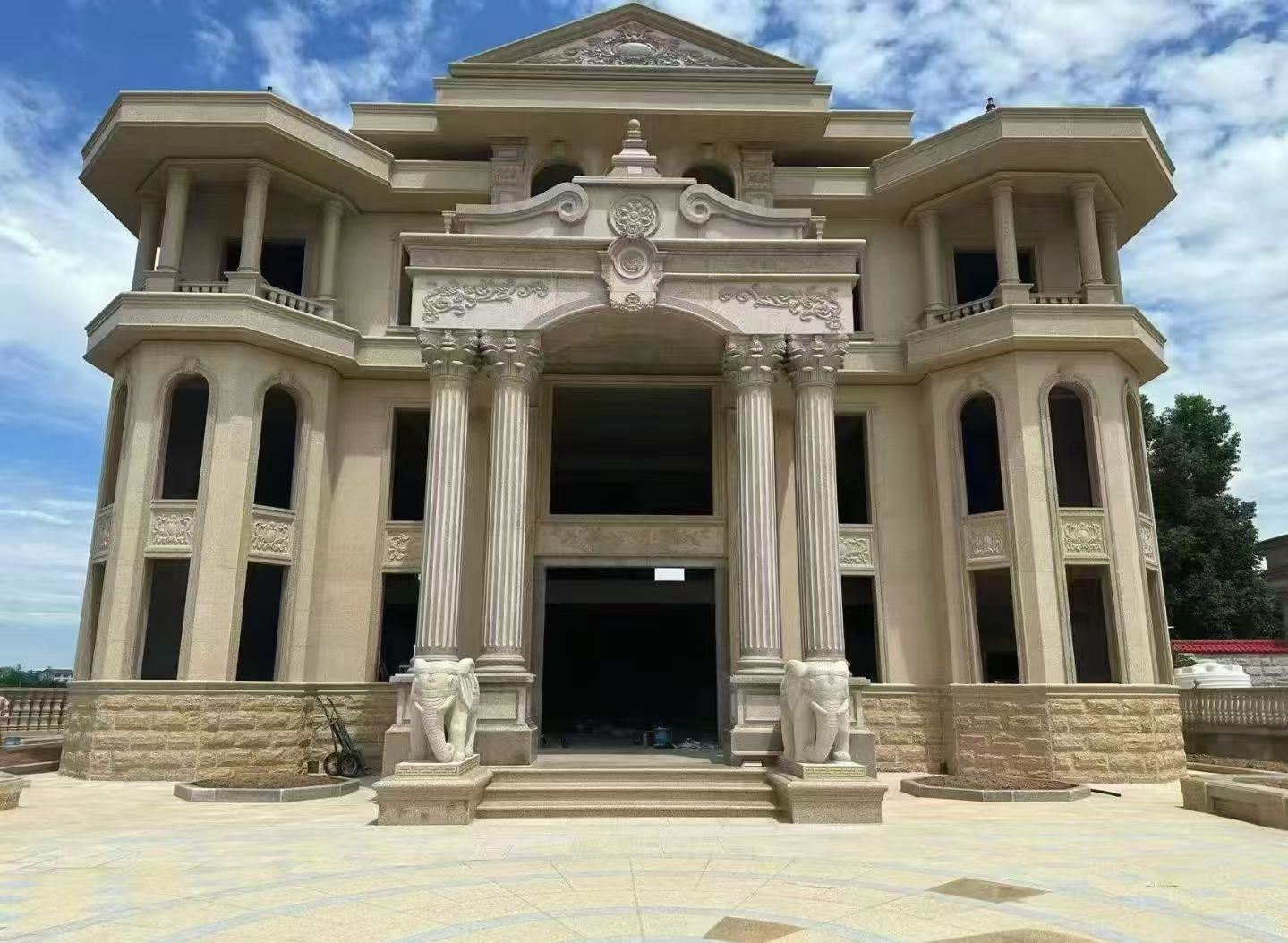 六盘水 黄金麻别墅外墙干挂，大柱，大象，蘑菇石，雕花板