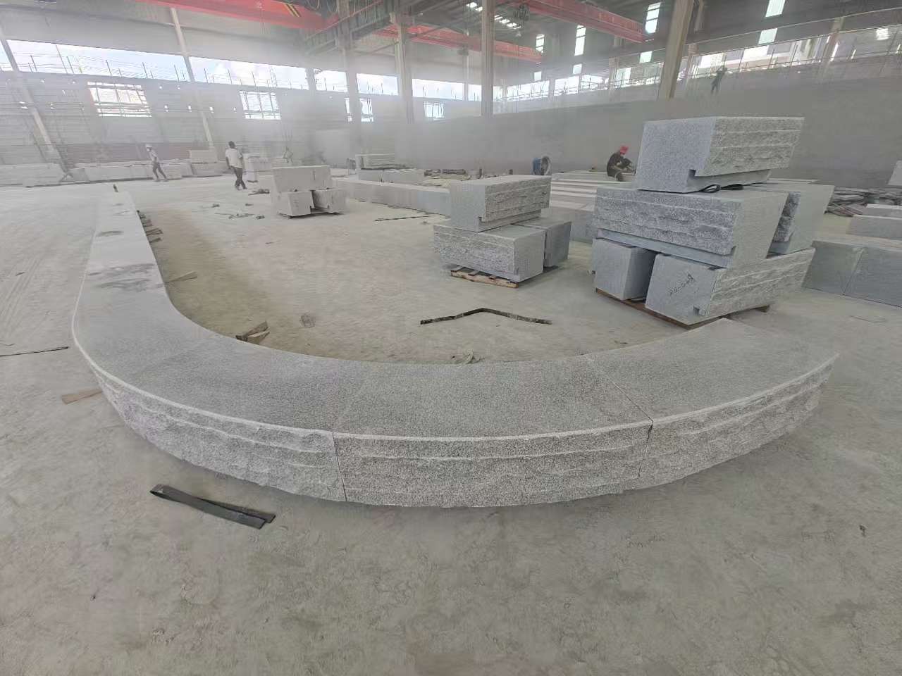 六盘水 芝麻白异形坐凳，自然面光面弧形加工