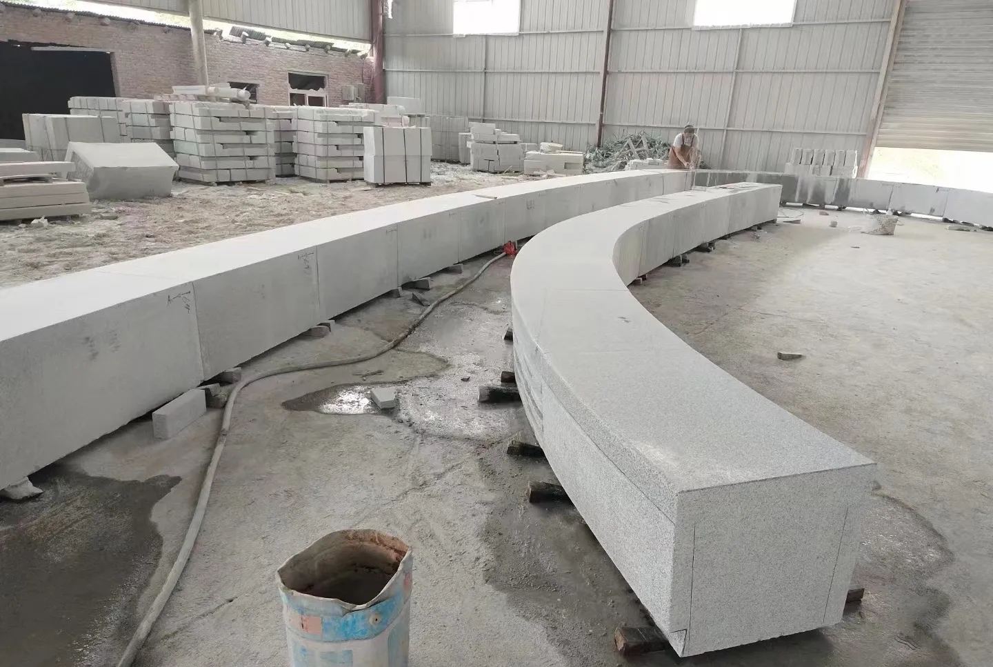 六盘水芝麻白花岗岩石板材 园林光面弧形坐凳